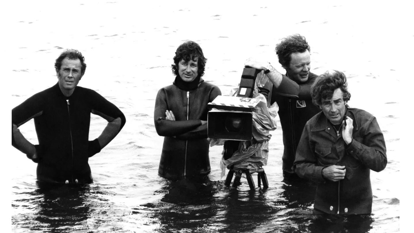 La Triunfal Vuelta de 'Tiburón': La Película que Superó con Fuerza a Las Nuevas Lanzamientos, Regresando 'Armas' Al Primer Puesto