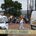 "Sangre y Tragedia en Sudáfrica: 11 personas detenidas después de un brutal tiroteo que cobró la vida de diez víctimas"