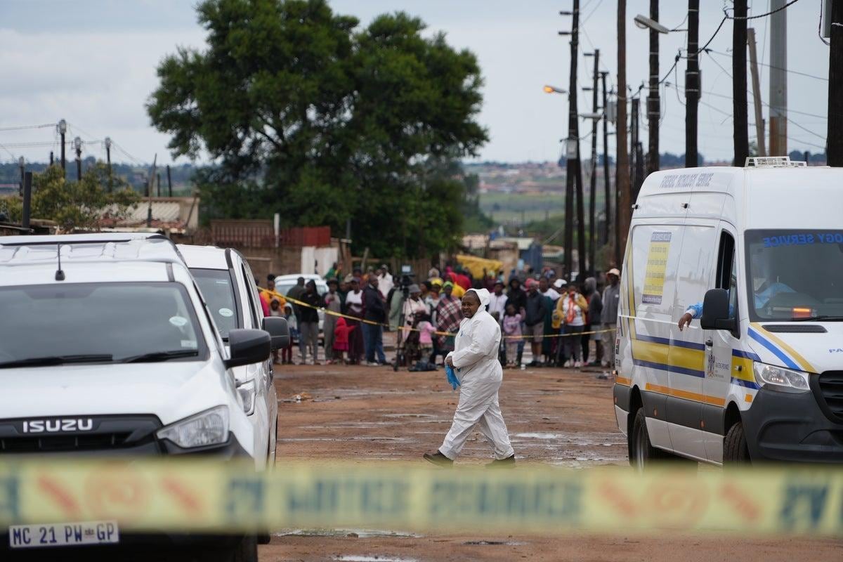 "Sangre y Tragedia en Sudáfrica: 11 personas detenidas después de un brutal tiroteo que cobró la vida de diez víctimas"