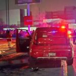 Impacta automovilista a dos personas a bordo de una motocicleta