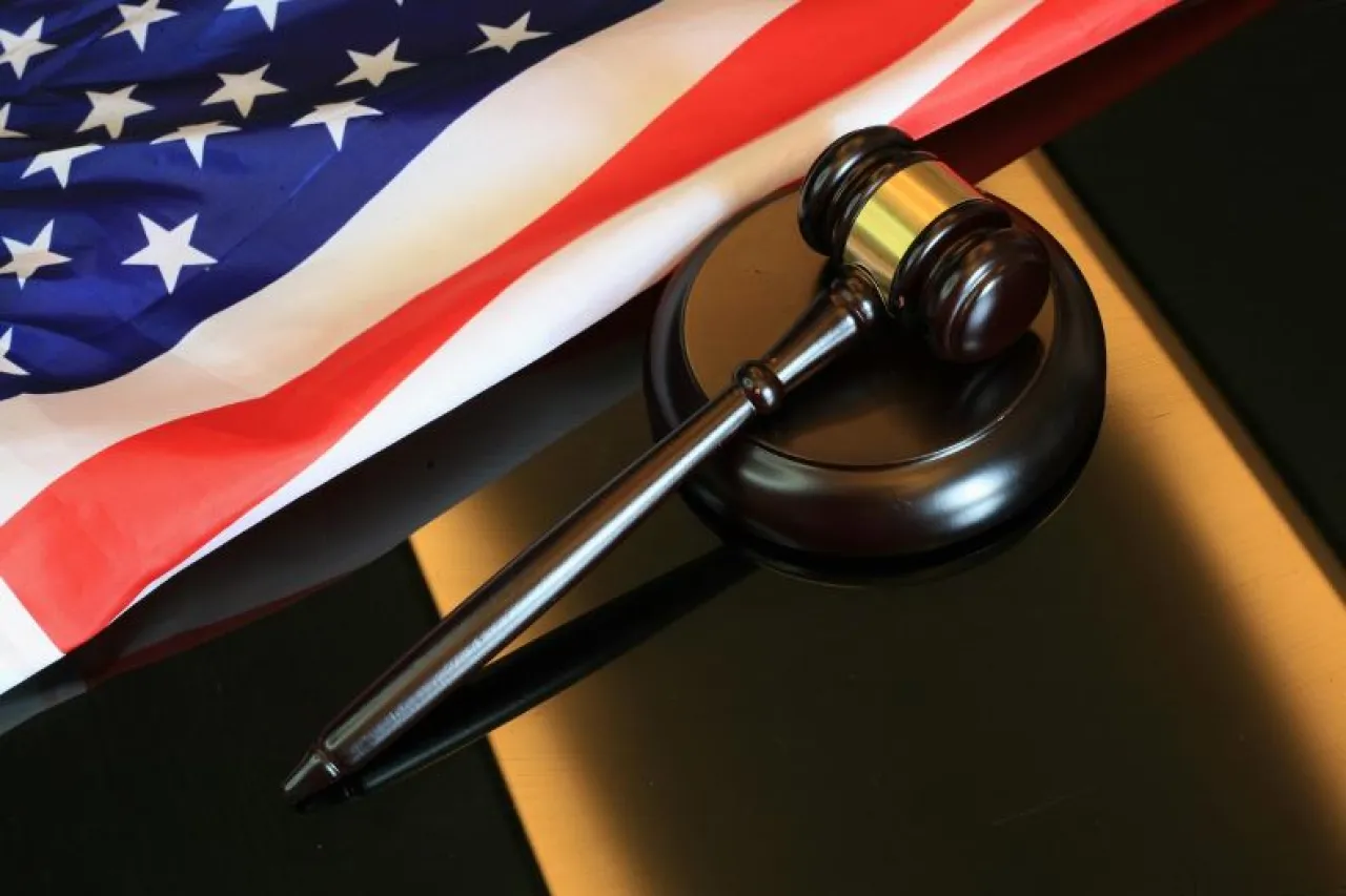 Un juez federal dictamina que los gobiernos republicanos pueden bloquear las transferencias de fondos sociales a cinco estados demócratas.